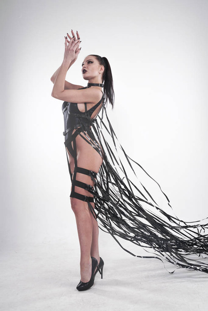 χορεύτρια με μαύρο ντύσιμο σε λευκό φόντο στούντιο - Φωτογραφία, εικόνα