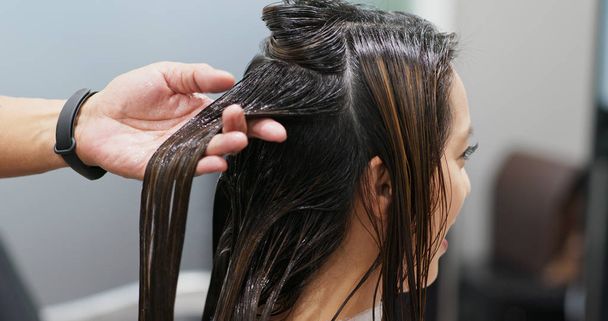 Kobieta o leczeniu włosów w salonie fryzjerskim - Zdjęcie, obraz