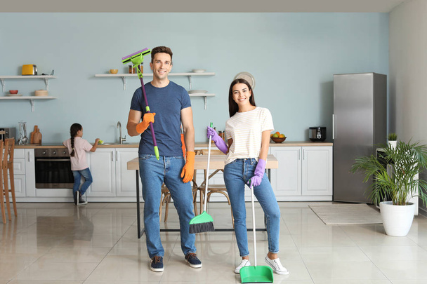 Família feliz cozinha de limpeza juntos
 - Foto, Imagem