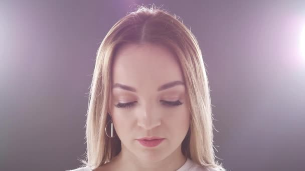Retrato de chica rubia con el pelo revoloteando con retroiluminación
 - Metraje, vídeo