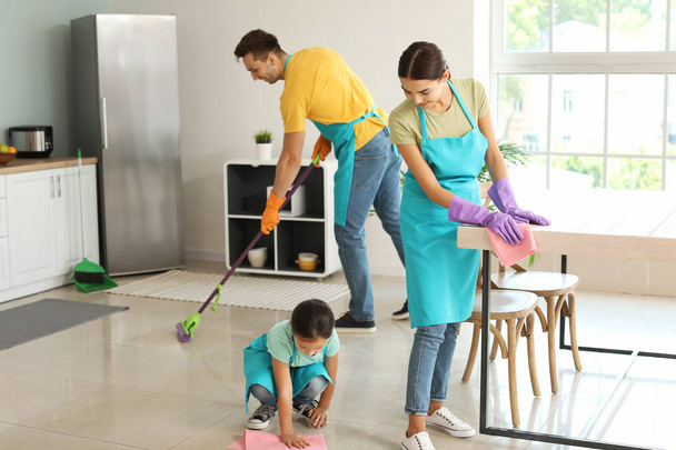 glückliche Familie putzt gemeinsam Küche - Foto, Bild