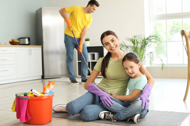 Happy Family sprzątanie kuchni razem - Zdjęcie, obraz