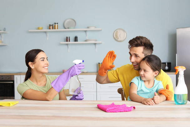 Счастливая семейная уборка кухни вместе
 - Фото, изображение