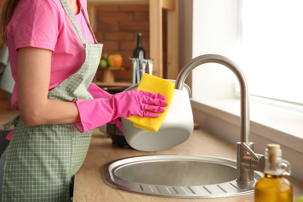 Vrouw wassen moderne multi fornuis in de keuken - Foto, afbeelding