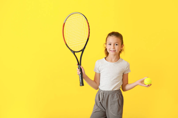 Mała dziewczynka z rakietą tenisową i piłką na kolorowym tle - Zdjęcie, obraz