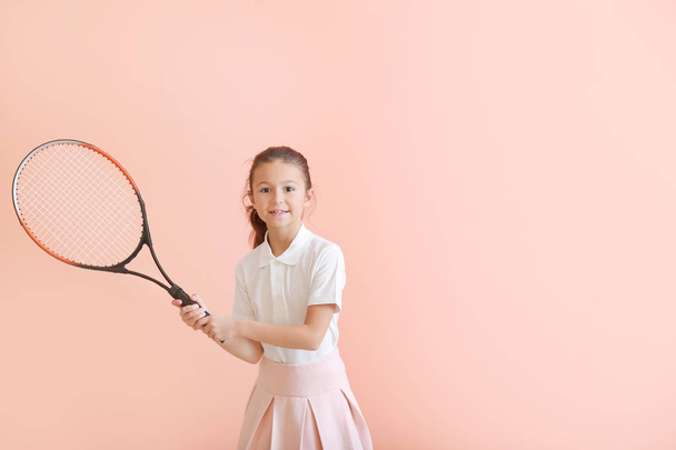 kleines Mädchen mit Tennisschläger auf farbigem Hintergrund - Foto, Bild