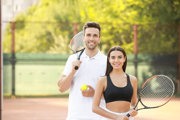 Nuori pari tenniskentällä - Valokuva, kuva
