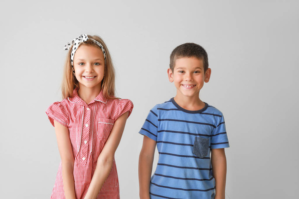 Porträt glücklicher Kinder auf hellem Hintergrund - Foto, Bild