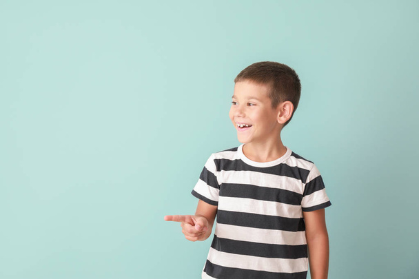 Portrét šťastného chlapečka na barevném pozadí - Fotografie, Obrázek