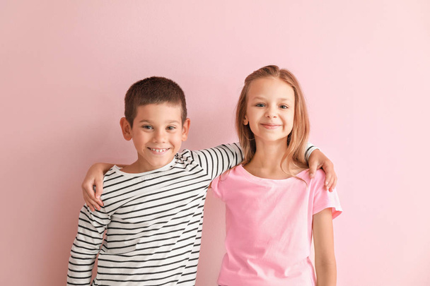 Porträt glücklicher kleiner Kinder auf farbigem Hintergrund - Foto, Bild