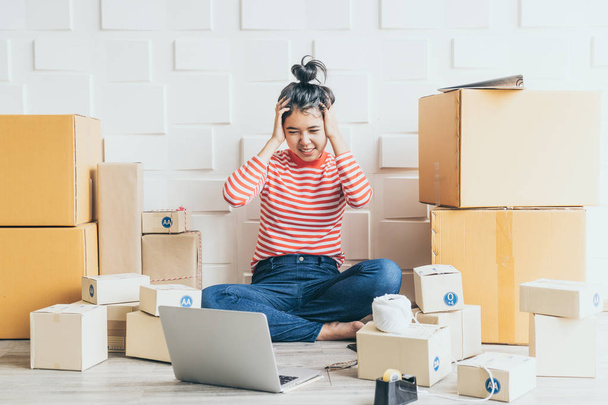 Asian Women business owner working at home with packing box on w - Φωτογραφία, εικόνα