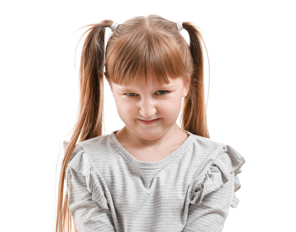 Porträt eines wütenden kleinen Mädchens auf weißem Hintergrund - Foto, Bild