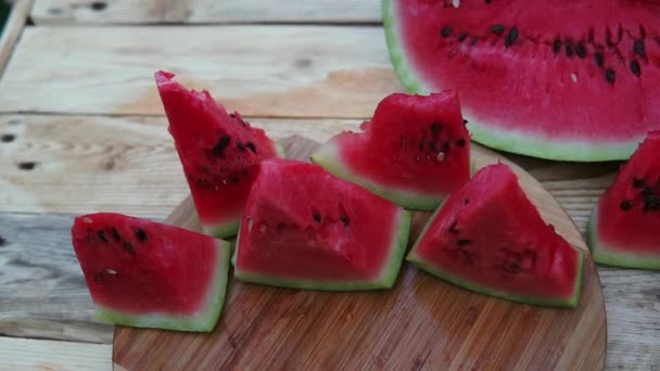 Čerstvé krájené vodní meloun dřevěné pozadí v zahradě - Záběry, video