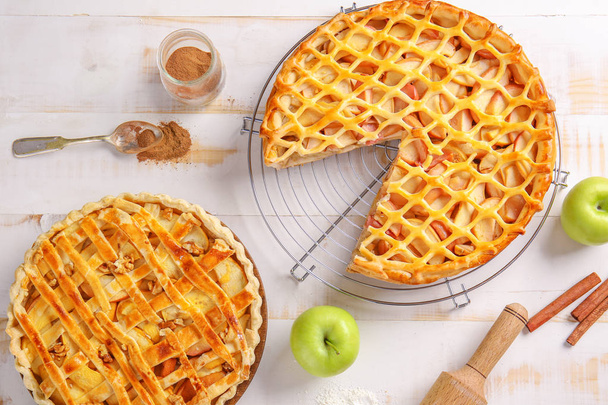 Композиция с вкусным яблочным пирогом на столе
 - Фото, изображение