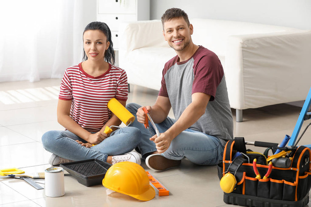 Счастливая пара во время ремонта в новом доме
 - Фото, изображение