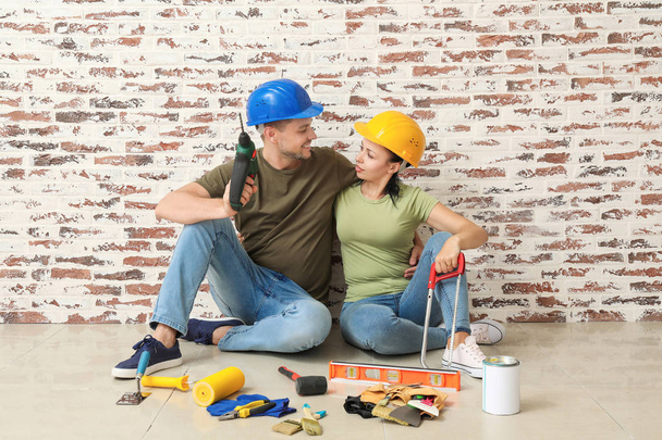 Couple heureux avec des fournitures pendant la réparation dans leur nouvelle maison
 - Photo, image