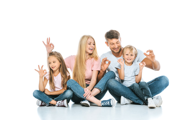 padres felices y los niños mostrando signo ok en blanco
  - Foto, Imagen