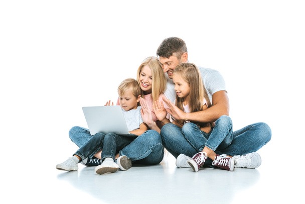 parents positifs regardant ordinateur portable et agitant les mains avec des enfants sur blanc
  - Photo, image