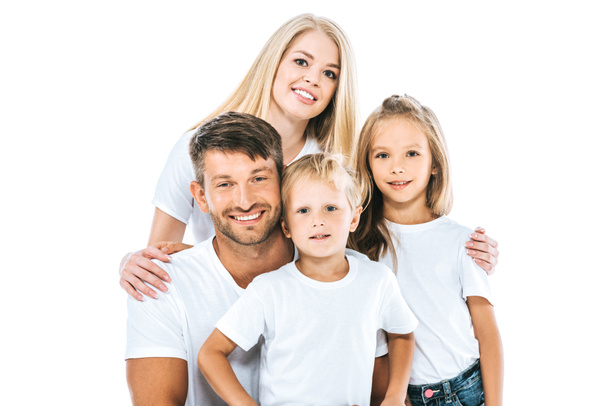 glückliche Familie in weißen T-Shirts, die in die Kamera schaut und isoliert auf weiß lächelt  - Foto, Bild