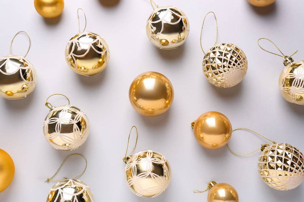 Hermosas bolas de Navidad sobre fondo claro - Foto, imagen