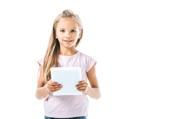 niño alegre sosteniendo tableta digital aislado en blanco
  - Foto, imagen