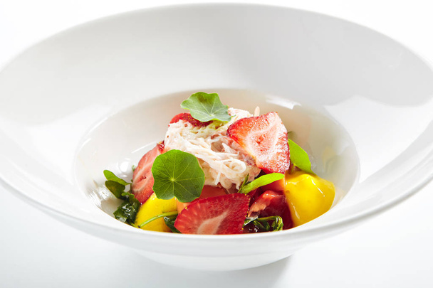 Ripe Tomato Salad with Strawberries, Crab Meat and Strachatella  - Foto, Imagem