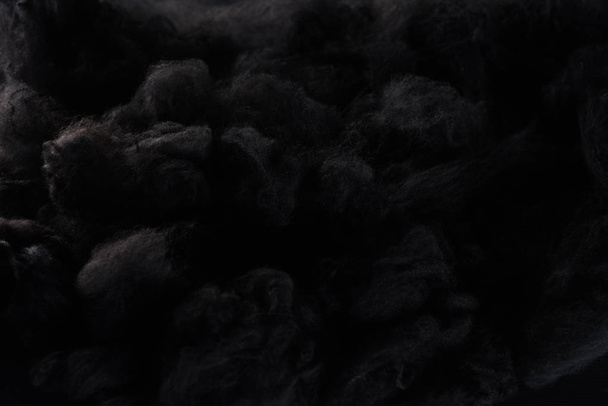 μαύρο βαμβακερό μαλλί σύννεφα, σκοτεινό αποκριάτικο φόντο - Φωτογραφία, εικόνα