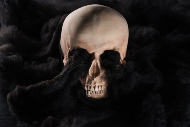 teschio umano spettrale con nuvole nere scure, decorazione di Halloween
 - Foto, immagini