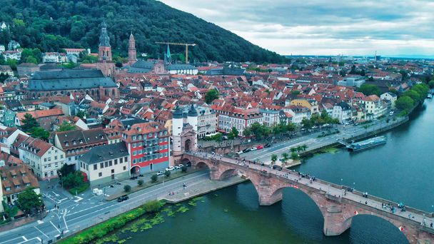 Heidelberg skyline luchtfoto van Drone, Kettingbrug en stad - Foto, afbeelding