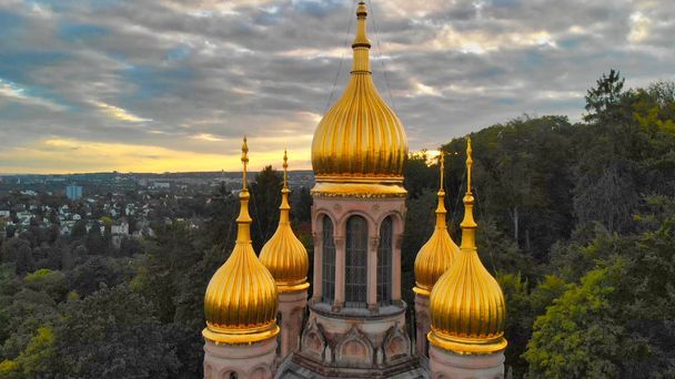 Gün batımında Wiesbaden Rus Ortodoks Kilisesi havadan görünümü, Germ - Fotoğraf, Görsel