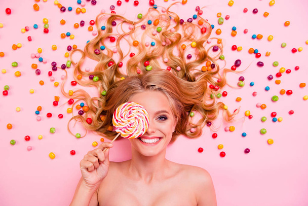 高角ビュー写真の上にクローズアップ彼女彼女彼女のロリーポップロリーポップハンドアームレディは、お菓子の上に横たわって理想的な髪見事な砂糖天国の土地裸の孤立したローズピンクの背景 - 写真・画像