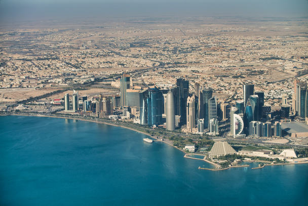Doha, Qatar. Vista aérea del hermoso horizonte moderno desde un movi
 - Foto, imagen
