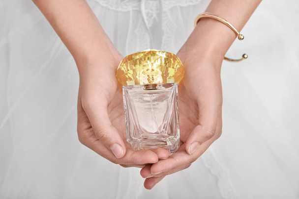 Hermosa joven novia con botella de perfume, primer plano
 - Foto, imagen