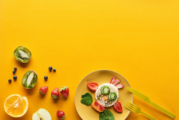 vista superior del plato con vaca de lujo hecha de comida sobre fondo naranja colorido
 - Foto, Imagen