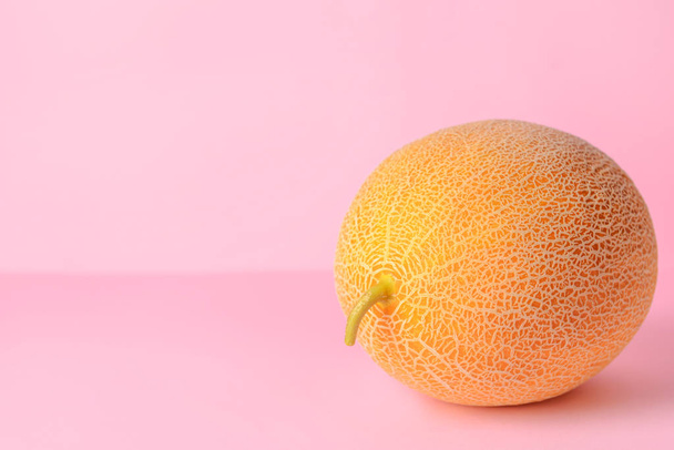Słodki dojrzały melon na tle koloru - Zdjęcie, obraz