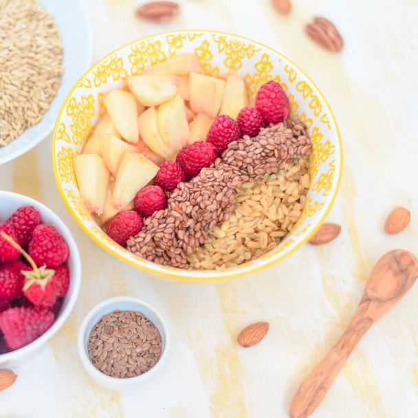 healthy breakfast oatmeal with fruits, raspberries, peach, flax seeds, nuts, good morning concept, healthy food, healthy breakfast - Fotoğraf, Görsel
