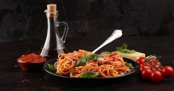 Teller mit leckeren Spaghetti Bolognaise oder Bolognese mit Bohnenkraut - Foto, Bild