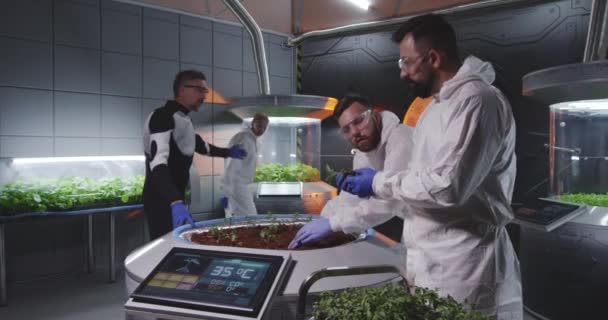 火星基地の苗を調べる科学者 - 映像、動画