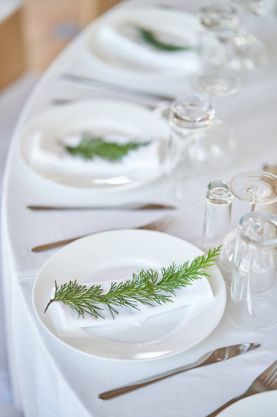 結婚式の装飾。白いテーブルクロスの上に白い皿。ナチュラルスタイルの結婚式 - 写真・画像