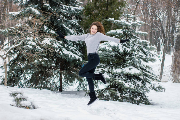 Молодая женщина наслаждается снежной погодой
 - Фото, изображение