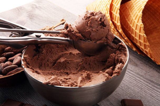 素朴な白いテーブルの上のボウルにチョコレートコーヒーアイスクリーム - 写真・画像