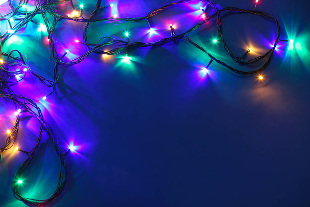 Belle luci di Natale su sfondo scuro
 - Foto, immagini