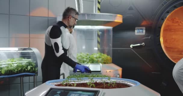 Επιστήμονας φυτεύοντας σπορόφυτα στην Αρειανή βάση - Πλάνα, βίντεο