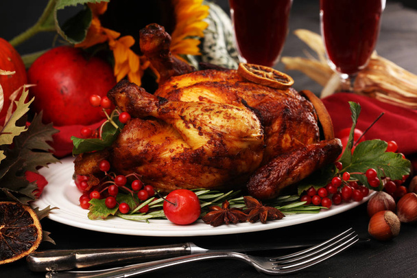 Tacchino al forno o pollo. Il tavolo del Ringraziamento è servito con un
 - Foto, immagini