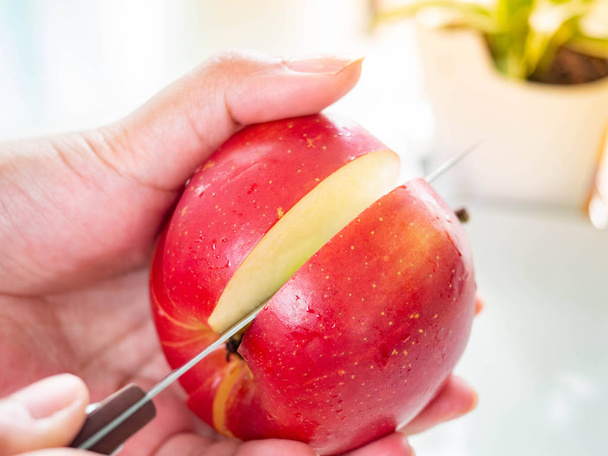 ломтики свежего красного яблока, очищенные яблоки, кожура, нож, блюдо, белый, рад, фон
 - Фото, изображение