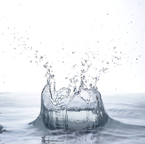 Движущаяся вода на белом фоне, струи и капли
 - Фото, изображение