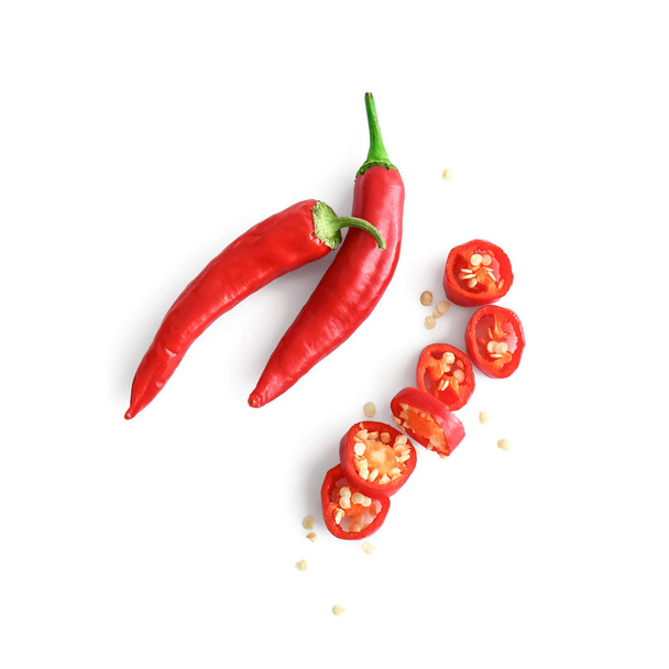 Świeża papryka chili na białym tle - Zdjęcie, obraz