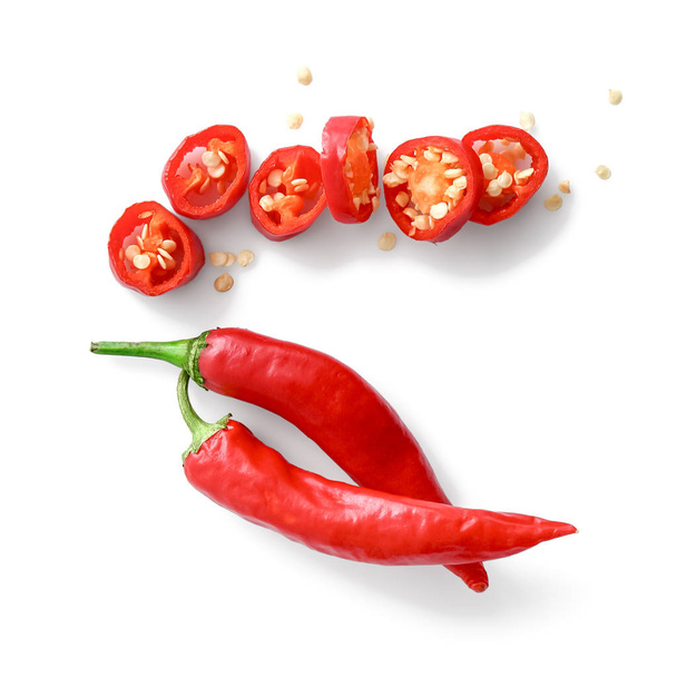 Řezky a celé chilli papričky na bílém pozadí - Fotografie, Obrázek