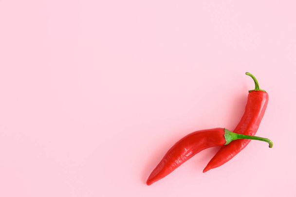 Red chili peppers on color background - Foto, Bild
