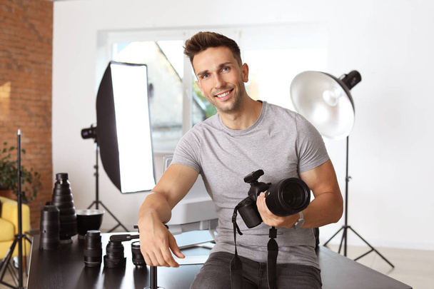 Stüdyoda yakışıklı erkek fotoğrafçı - Fotoğraf, Görsel